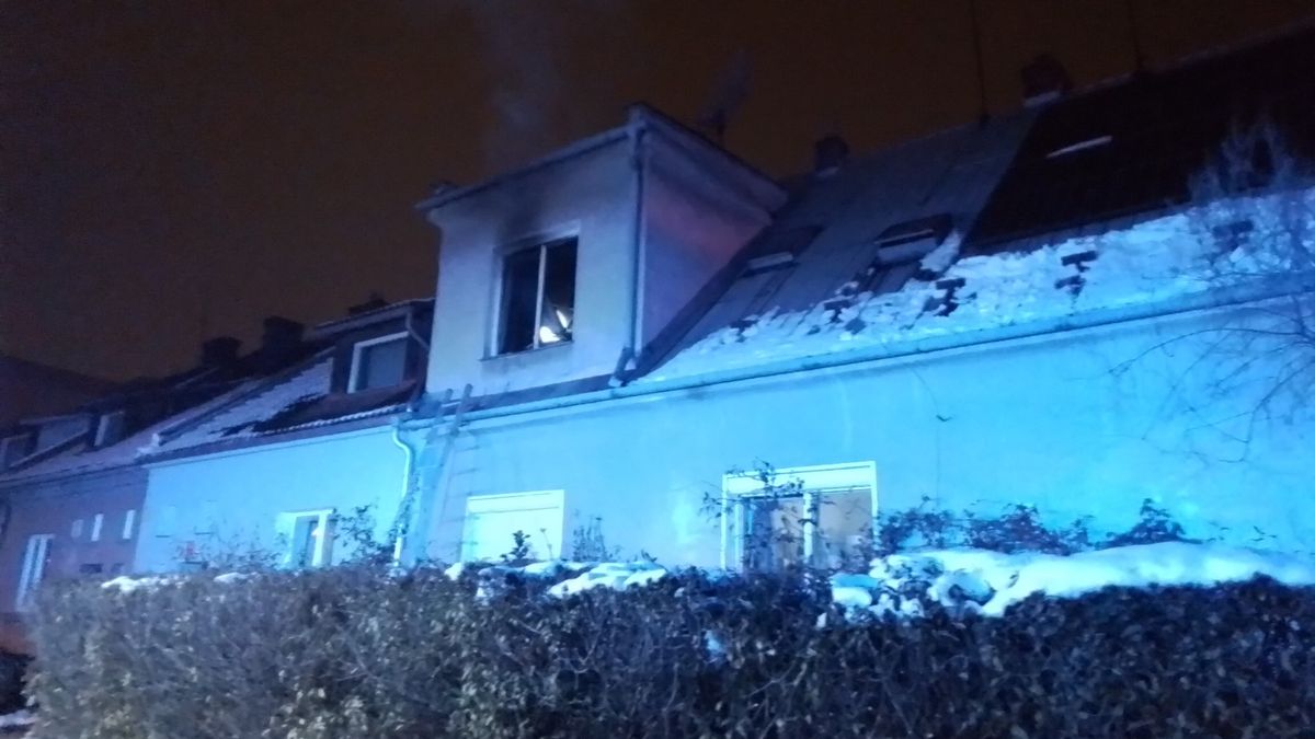 V Olomouci zachvátil požár rodinný dům, jednoho člověka oživovali